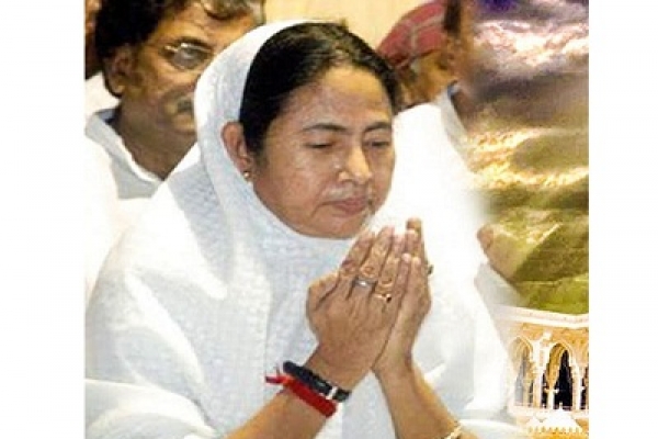 মুসলমানদের সঙ্গে মোনাজাতে মুখ্যমন্ত্রী মমতা