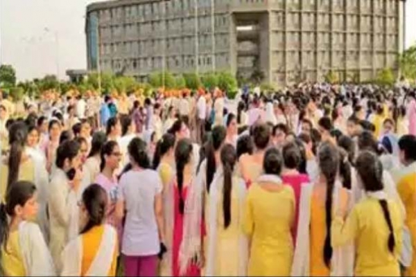বিশ্ববিদ্যালয়ের ছাত্রীদের নগ্ন করে শরীর তল্লাশি, প্রতিবাদে উত্তাল ক্যাম্পাস