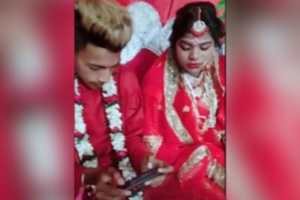 বিয়ের আসরেও পাবজি গেমে ব্যস্ত বর!