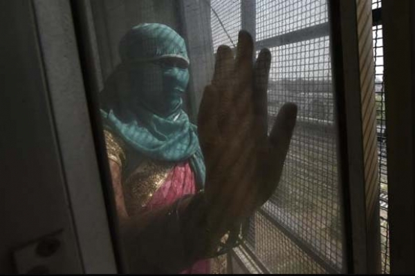 ফাঁকা স্কুলে করোনা উপসর্গ দেখা দেওয়া নারীকে সংঘবদ্ধ ধ'র্ষণ!