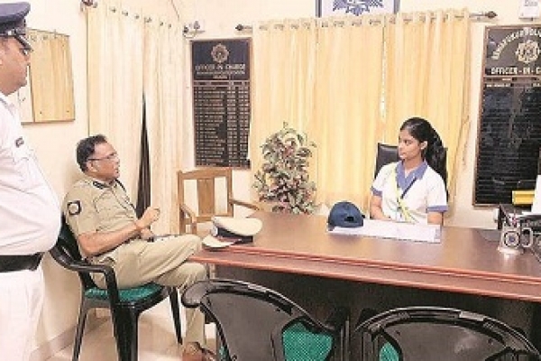 ৯৯ দশমিক ২৫ শতাংশ নম্বর পেয়ে ভালো ফলাফল করায় একদিনের পুলিশ কমিশনার হলেন তরুণী