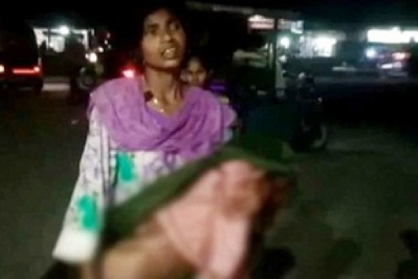 গরীব বলে অ্যাম্বুলেন্স দেয়নি হাসপাতাল, মায়ের কোলেই শিশুর মৃত্যু