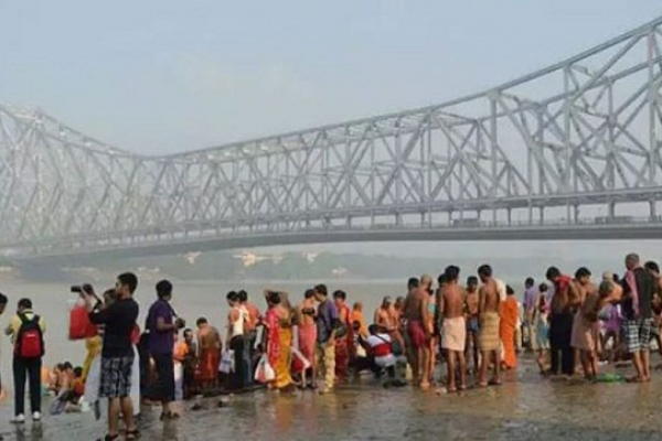 জাদু দেখাতে গিয়ে হাত-পা বেঁধে পানিতে নেমে নিখোঁজ জাদুকর, স্ত্রীকে বলেছিলেন হাত নাড়বেন