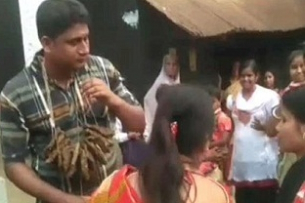 গৃহবধূর সঙ্গে পরকীয়া, জুতার মালা পরিয়ে ঝাঁটাপেটা 