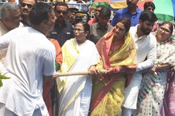 রথযাত্রায় নুসরাতকে নিয়ে রথ টানলেন মমতা ব্যানার্জী