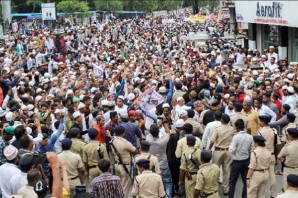 ভারতে বিক্ষোভ মিছিল করার অপরাধে মুসলিম যুবকদের গ্রেফতার করছে পুলিশ