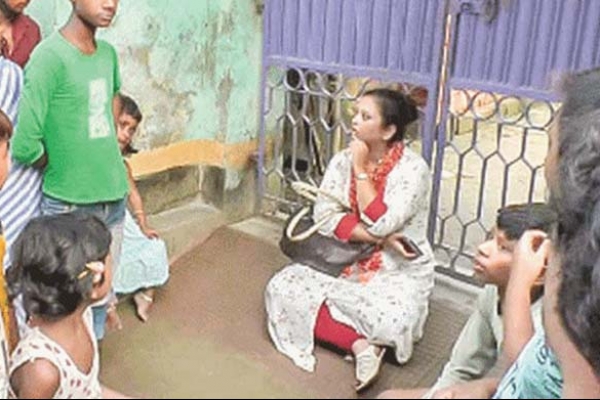 স্বামীর বিয়ে আটকাতে শ্বশুরবাড়ির গেটের সামনে অনশনে স্ত্রী সোনিয়া