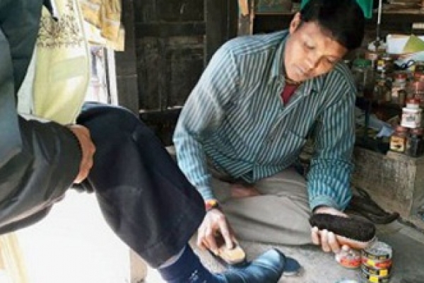 এমএ পাশ করেও করেন জুতা পালিশের কাজ!