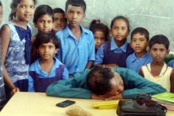 ম'দ খেয়ে শ্রেণিকক্ষে ঘুমাচ্ছেন শিক্ষক!