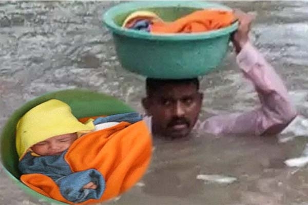 বন্যার প্রবল জলস্রোত থেকে শিশুকে উদ্ধার করে নায়ক এই পুলিশ অফিসার