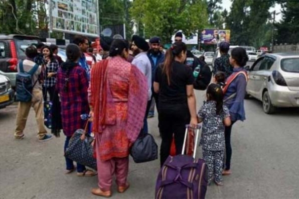 চরম আতঙ্কে কাশ্মীর ছাড়ছেন হাজার হাজার হিন্দু