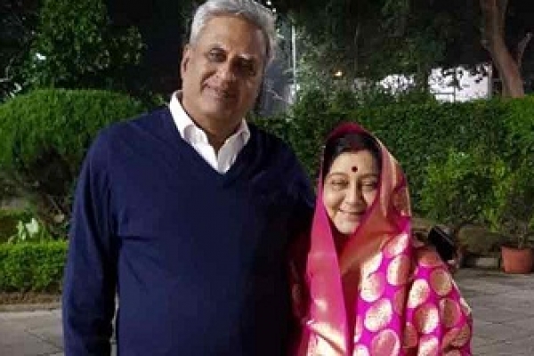 পরিবারের অমতে বিয়ে, ৪৪ বছর পর সুষমাকে হারিয়ে নিঃসঙ্গ স্বামী