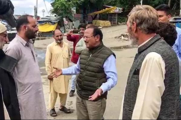 অবরুদ্ধ কাশ্মিরিদের কাছে গিয়ে যা জানতে চাইলেন ভারতের নিরাপত্তা উপদেষ্টা