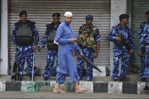 কড়া সেনা পাহারায় জুম্মার নামাজ আদায় করলেন কাশ্মীরি মুসল্লিরা