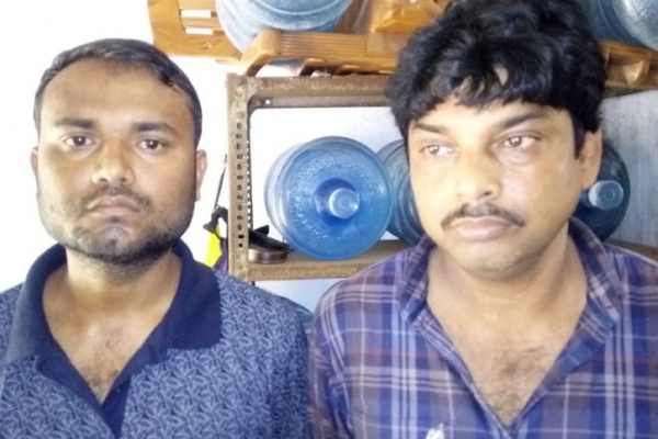 ১০ লাখ মার্কিন ডলারের একটি নোট ভাঙাতে গিয়ে ধরা পড়ল দুই যুবক!