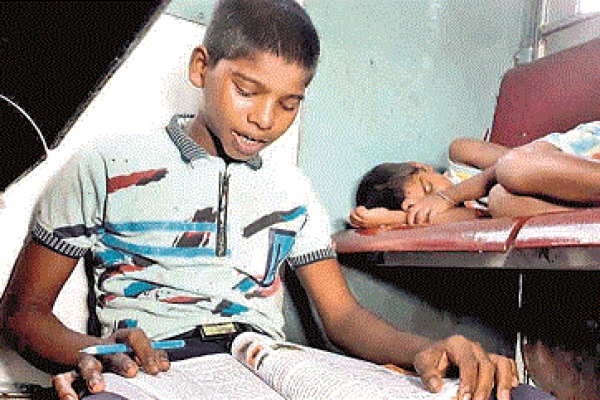 তার ঘর নেই, তাই ট্রেনে বসে পড়াশুনা করতে হয় ছেলেটিকে!