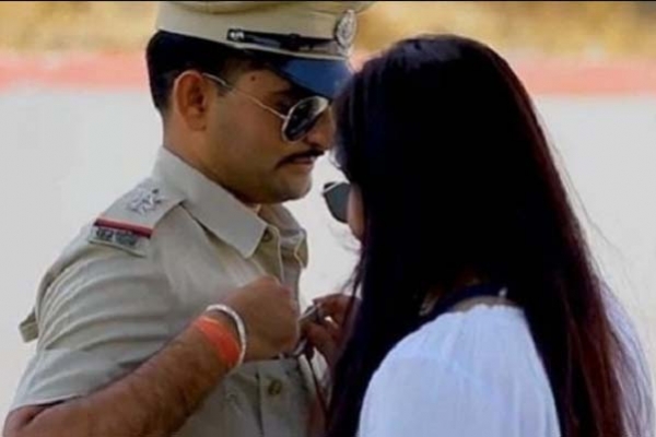 স্ত্রীর কাছ থেকে 'ঘুষ' নিয়ে বিপাকে পুলিশ কর্মকর্তা!