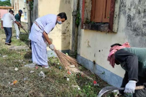 লুঙ্গি পরে ঝাঁটা হাতে হাসপাতাল পরিষ্কার করলেন মন্ত্রী