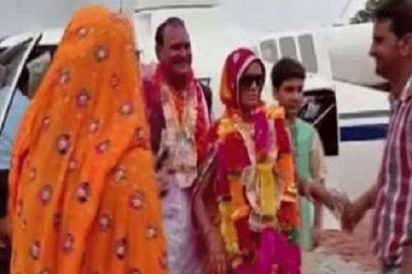 স্কুল শিক্ষক হয়েও স্ত্রীর ইচ্ছা পূরণে হেলিকপ্টার ভাড়া