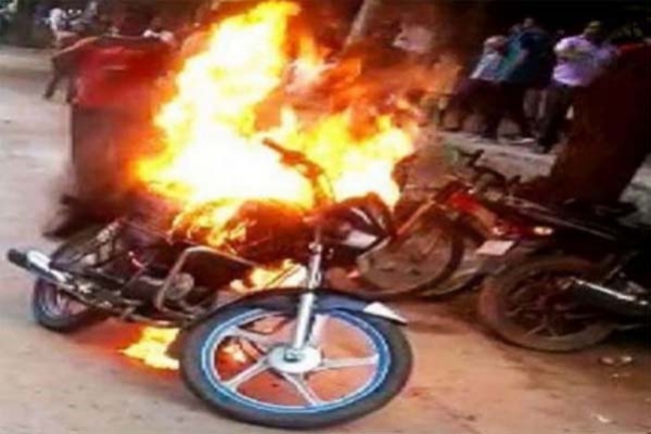 জরিমানা করায় ক্ষুব্ধ হয়ে নিজের বাইকেই আগুন ধরিয়ে দিলেন চালক