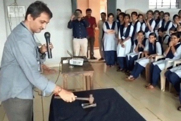 নিষেধাজ্ঞা সত্ত্বেও ক্লাসে মোবাইল ব্যবহার, শিক্ষার্থীদের সামনেই হাতুড়ি দিয়ে মোবাইল ফোন ভাঙলেন অধ্যক্ষ!