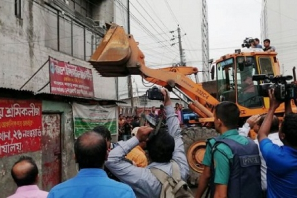 কারওয়ানবাজারে শ্রমিক লীগের কার্যালয় গুঁড়িয়ে দিল ভ্রাম্যমান আদালত