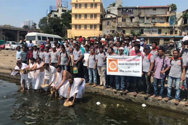 জীবিত স্ত্রীদের পিণ্ডদান করে শ্রাদ্ধ করলেন অত্যাচারে অতিষ্ট স্বামীরা!