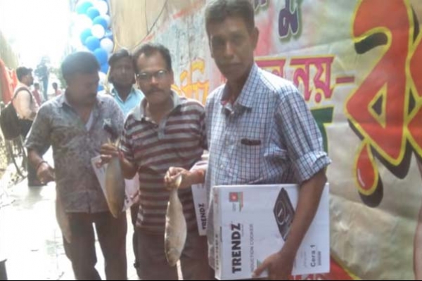 কলকাতায় একটি ইলিশের জন্য এক ব্যাগ রক্ত দিচ্ছেন গরিব মানুষরা!