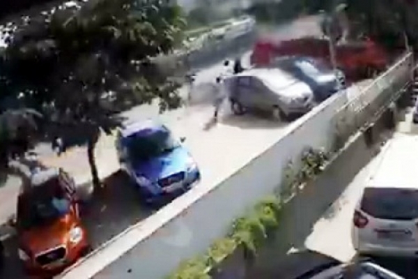 ফ্লাইওভার থেকে নিচে পড়ল গাড়ি, ভ'য়াব'হ দুর্ঘটনায় নিহ'ত ১