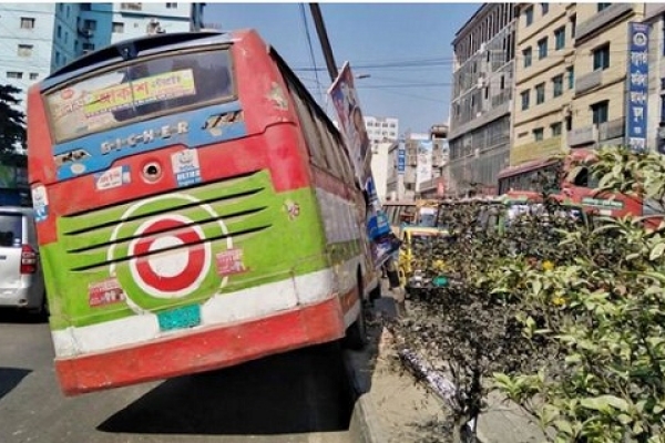 পাল্লা দিতে গিয়ে সড়ক ছেড়ে আইল্যান্ডে উঠল বাস