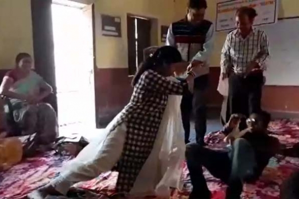 'বিন' বাজাচ্ছেন শিক্ষক, নাগিন ড্যান্স করছেন শিক্ষিকা!