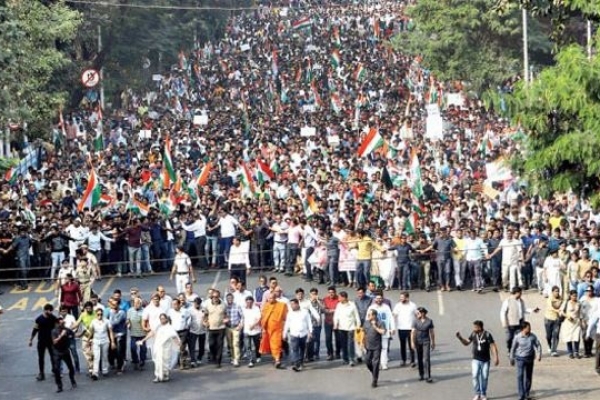হাজার হাজার লোকের মিছিল নিয়ে এবার রাজপথে মমতা