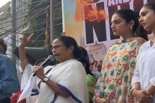নুসরাত-মিমিকে সাথে নিয়ে মোদি সরকারকে একহাত নিলেন মমতা ব্যানার্জী