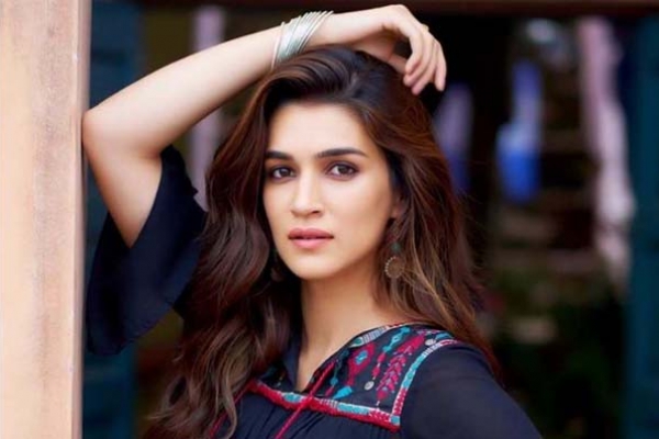 মা হওয়ার ঘোষণা দিলেন কৃতি স্যানন
