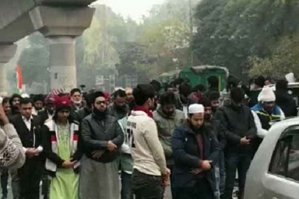  হিন্দুদের পাহারায় রাস্তায় জোহরের নামাজ আদায় করলো মুসল্লিরা!