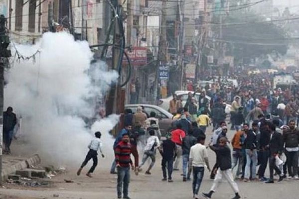 নিষে'ধাজ্ঞা উ'পেক্ষা করে রাজপথে হাজার হাজার জনতা