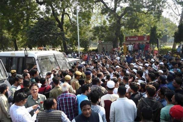 মা'রমুখী জনতার হাত থেকে পুলিশকে বাঁচালেন সাত মুসলিম যুবক