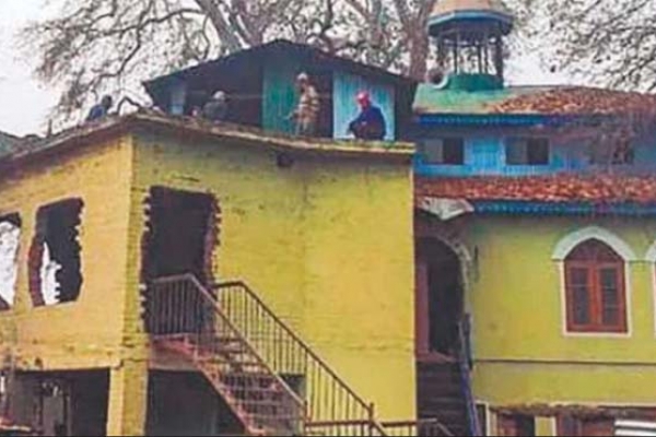 কাশ্মিরে ব্রিজ বানানোর নামে ভেঙে দিলো দীর্ঘদিনের পুরানো মসজিদ