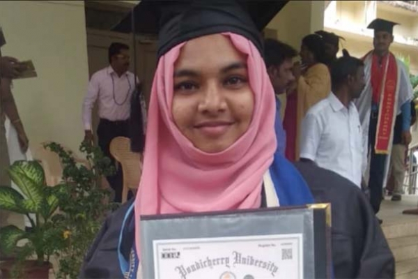 ভারতে হিজাব পরে সমাবর্তনে আসায় ঢুকতে দেওয়া হলো না স্বর্ণপদক প্রাপ্য ছাত্রীকে