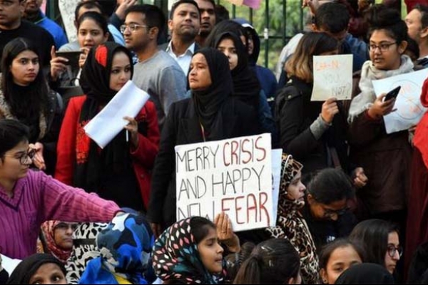 নামাজ পড়ে সরকারকে ৬ লাখ টাকা দিয়ে নজির গড়লেন মুসলিমরা