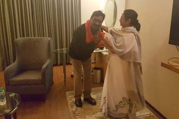 শপথের আগেই মমতা ব্যানার্জীর পায়ে সালাম ঝাড়খন্ডে বিজেপির হটানোর নায়কের