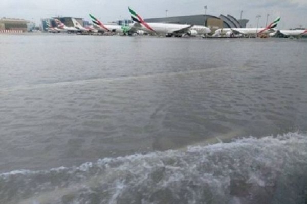 দুবাই বিমানবন্দর পানির নিচে, সব ফ্লাইট স্থগিত