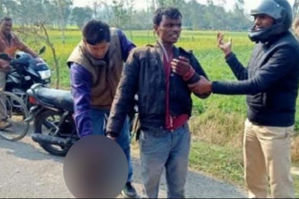 স্ত্রীর মাথা কে'টে হাতে নিয়ে প্রকাশ্য রাস্তায় হাঁটছেন স্বামী!