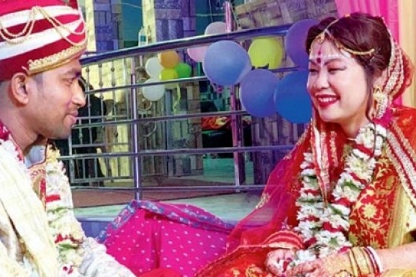 মহামা'রি করোনাভাইরা'সের মধ্যেও প্রেমের টা'নে বাঙালি যুবকের কাছে চীনা তরুণী!