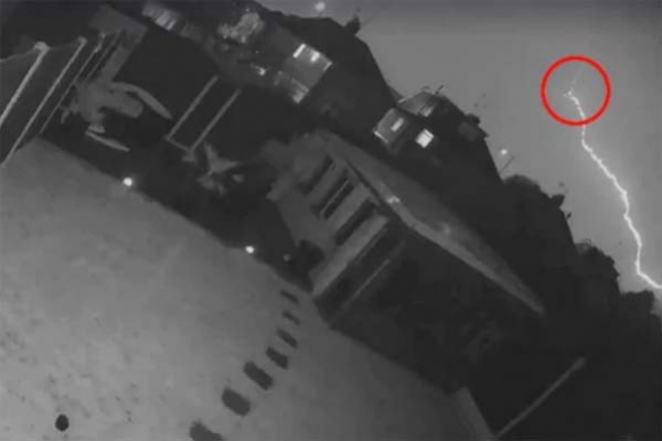 মাঝ আকাশে যাত্রী বোঝাই বিমানে ব'জ্রপাত; সেই ভয়'ঙ্কর দৃশ্যের ভিডিও ভাই'রাল!