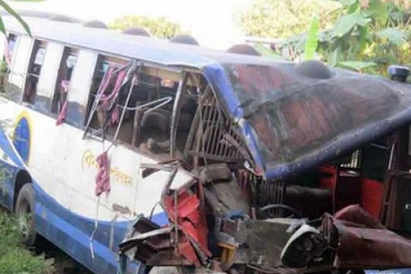 ট্রেন-বাসের ম'র্মা'ন্তিক দু’র্ঘট'না, নিহ'ত ৩০