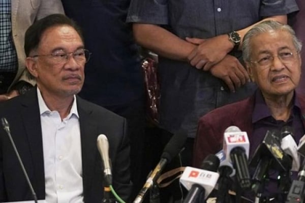 সেই আনোয়ারের সমর্থনে আবারো প্রধানমন্ত্রী পদে ফিরছেন মাহাথির