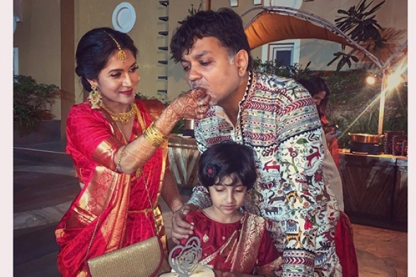 মায়ের বিয়ের অনুষ্ঠানে মেয়ে