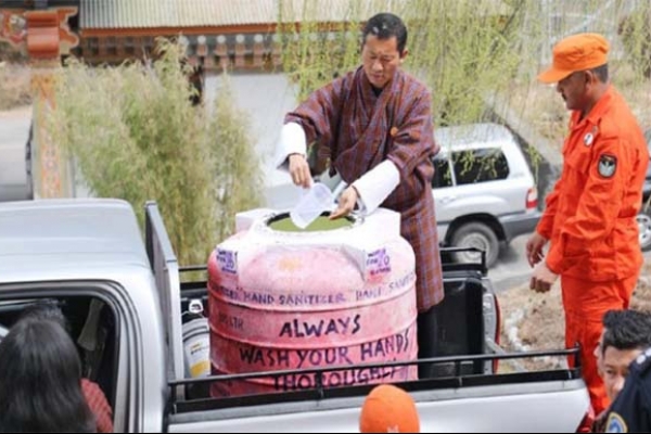 ভুটানের রাস্তায় জীবাণুনা'শক বিতরণ করছেন প্রধানমন্ত্রী