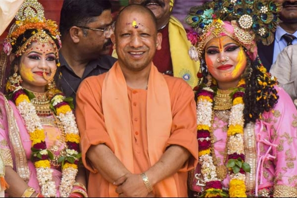 হাজারো বিতর্কের মধ্যে অনবদ্য রেকর্ড গড়লেন যোগী আদিত্যনাথ